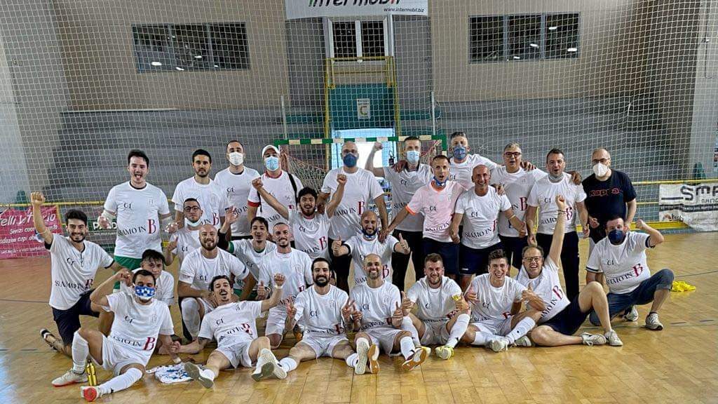 calcio-palo-a-5